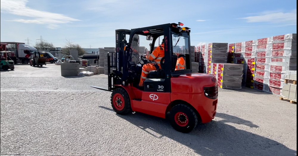 Read more about the article Can Electric Lift Trucks Really Work Outdoors?